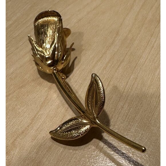Jewelry - Vintage Gold Tone Long Stem Rose Bud Brooch Pin Dimensional Textured Metal